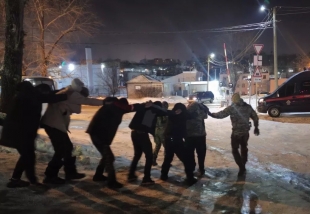 22.12.2023. Мигрантов при помощи спецназа в Хабаровске ставили на воинский учет