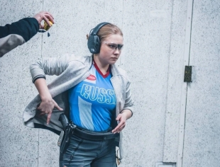 «Мы видим стрелка первый раз в жизни и доверяем ему оружие». Инструктор по стрельбе рассказала, каково каждый день работать с вооруженными людьми