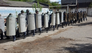 08.03.2024. В саратовской колонии заключенные подняли бунт, на место вызвали спецназ