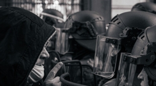 27.05.2024. Спецназ полиции жестоко разогнал протестующих против туристов на показе мод Louis Vuitton