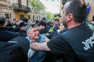 01.05.2024. Спецназ снял оцепление у здания парламента в Тбилиси